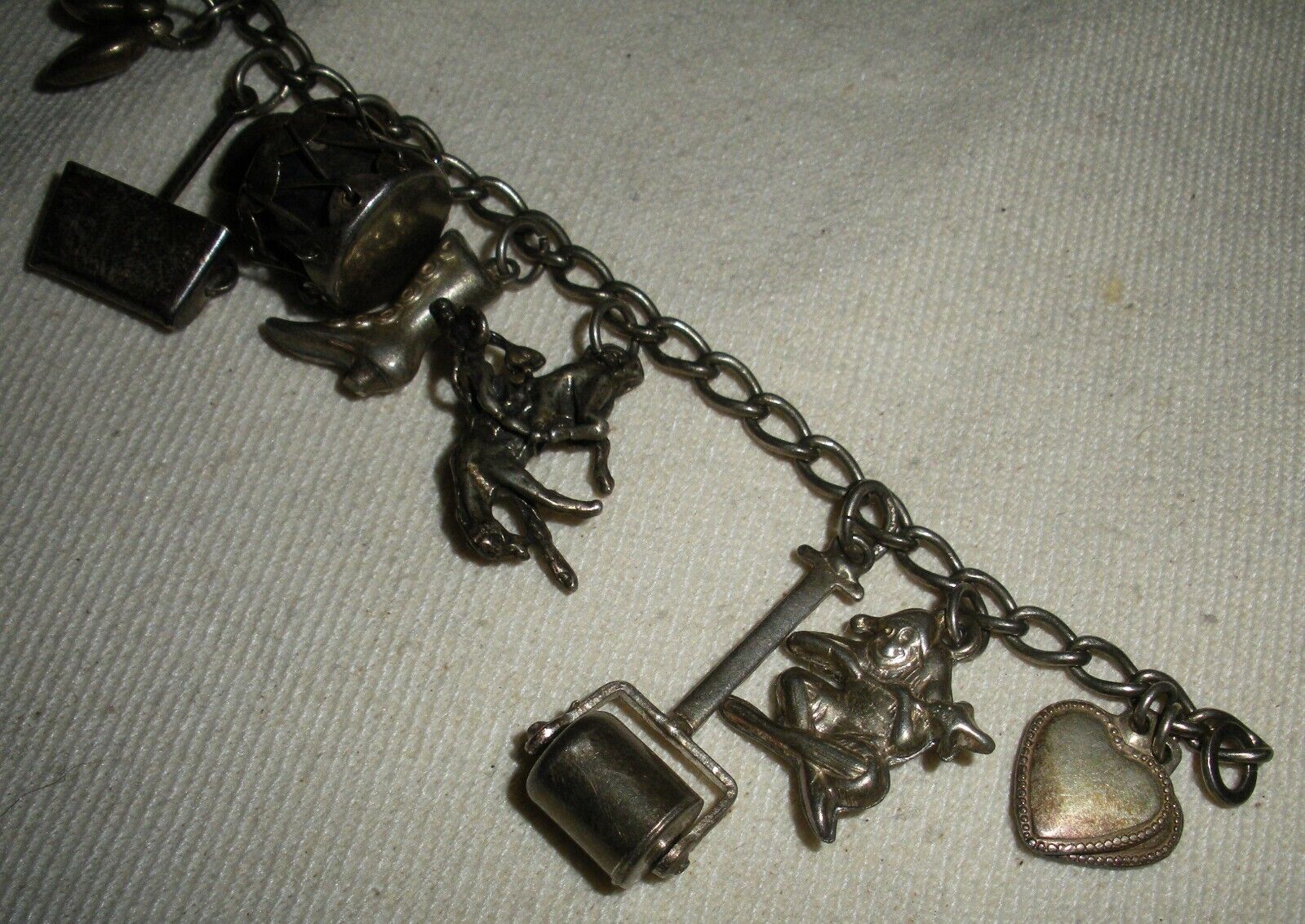 VINTAGE MID 1900S STERLING SILVER CHARM BRACELET tuvi