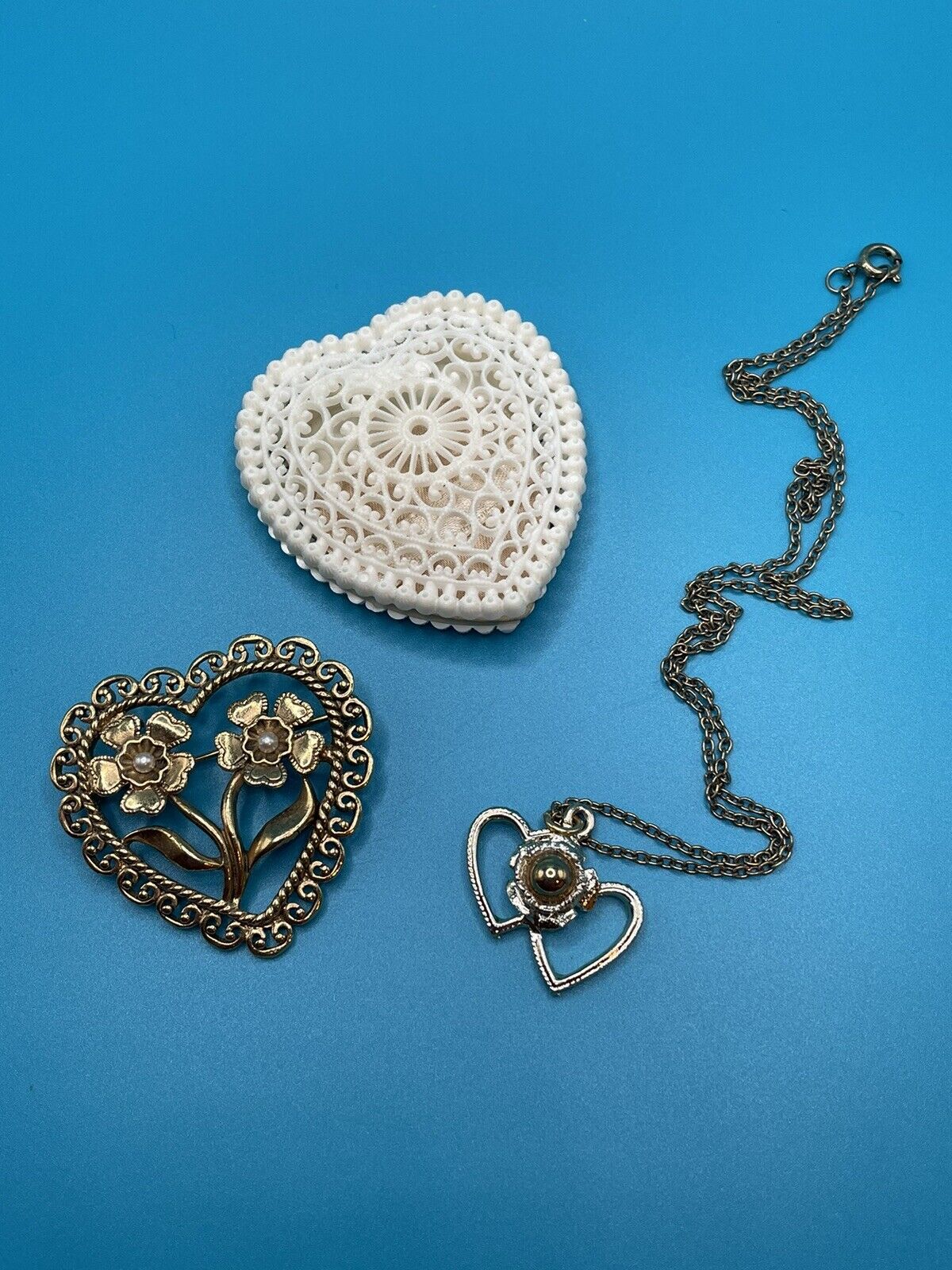 Early 1900s Vintage filigree heart ring box plus pin & necklace — a heart Lot
