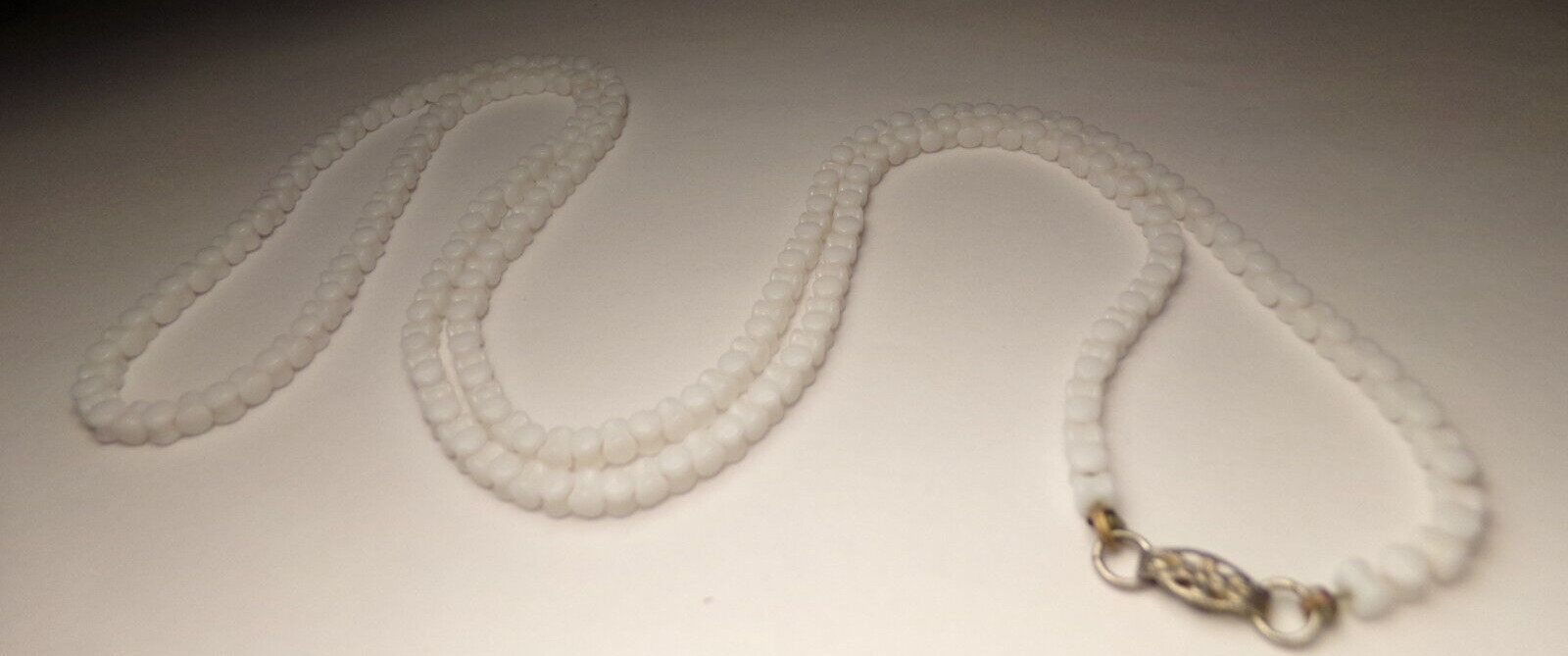 ANTIQUE 1900s WHITE ART GLASS DAINTY INTERLOCKING CZECH LONG BEAD NECKLACE 30.5"