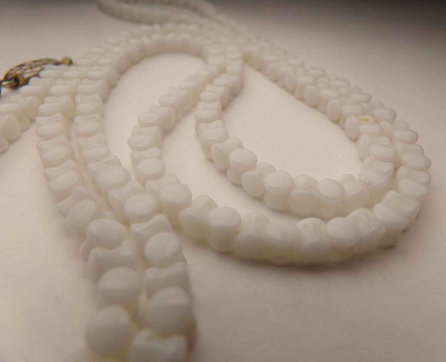 ANTIQUE 1900s WHITE ART GLASS DAINTY INTERLOCKING CZECH LONG BEAD NECKLACE 30.5"