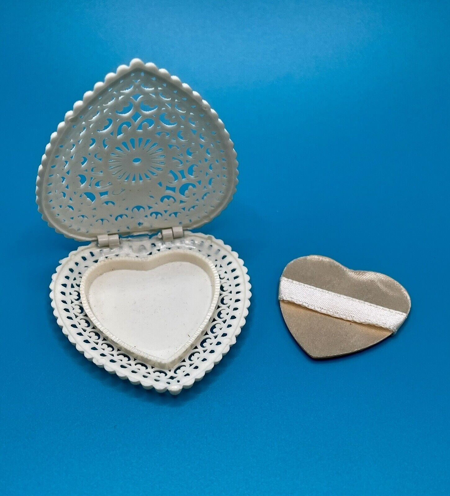 Early 1900s Vintage filigree heart ring box plus pin & necklace — a heart Lot