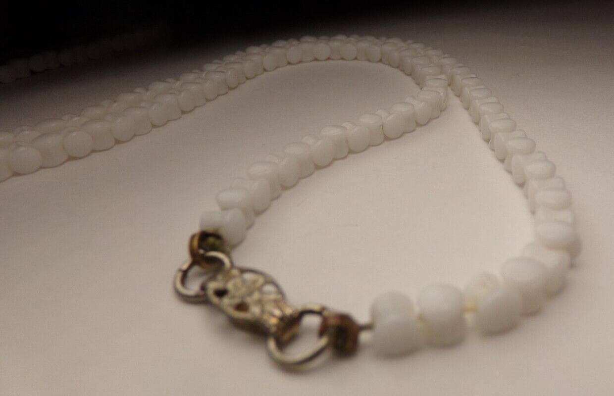 ANTIQUE 1900s WHITE ART GLASS DAINTY INTERLOCKING CZECH LONG BEAD NECKLACE 30.5"