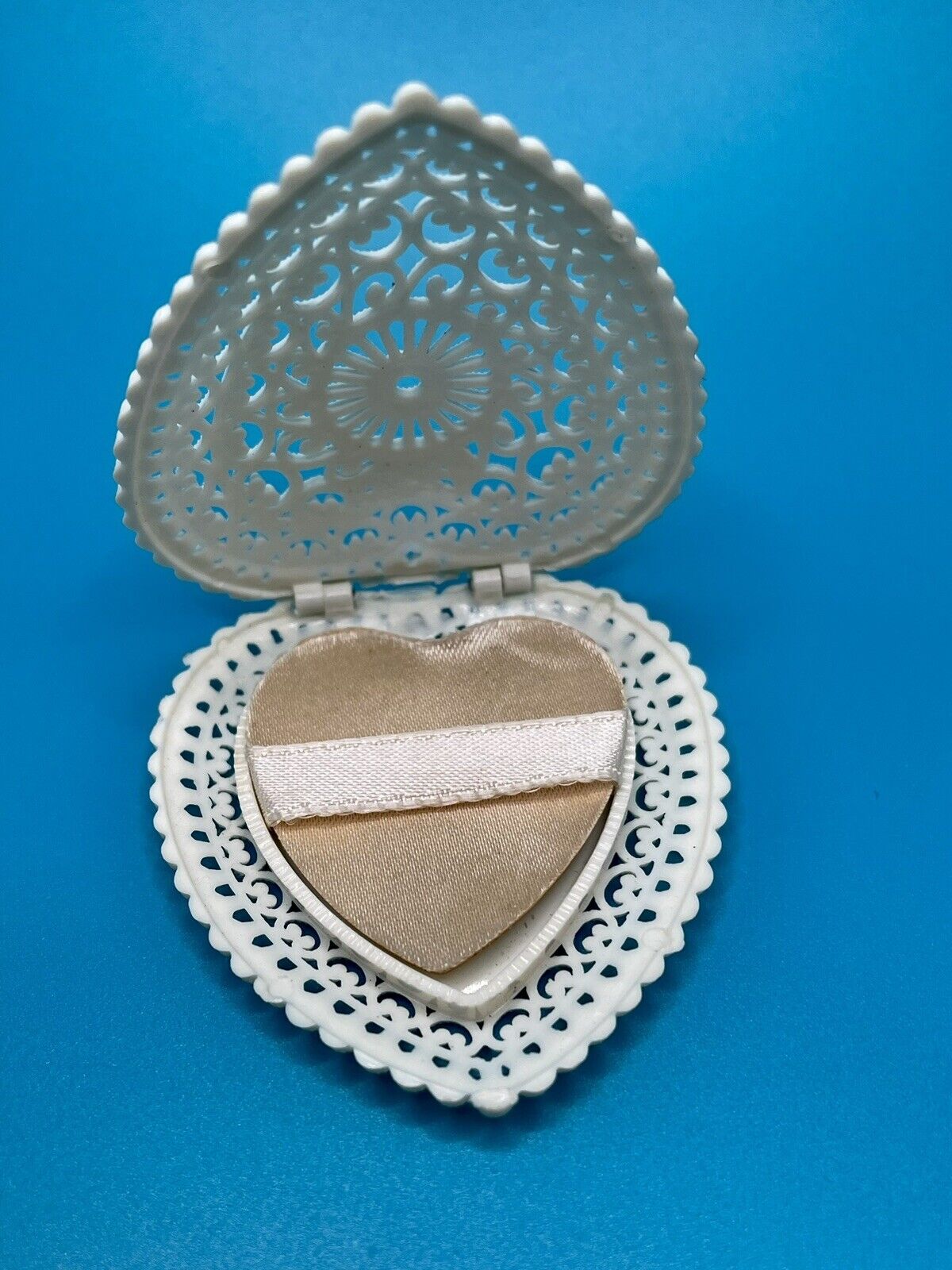 Early 1900s Vintage filigree heart ring box plus pin & necklace — a heart Lot