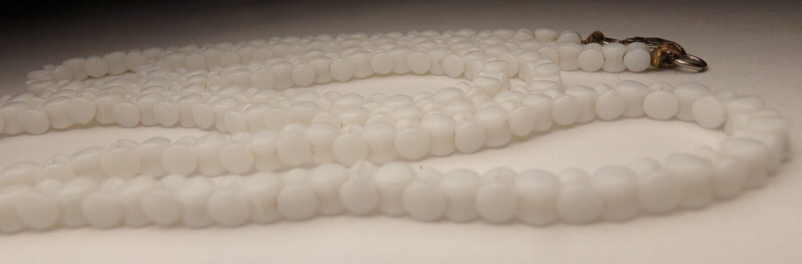 ANTIQUE 1900s WHITE ART GLASS DAINTY INTERLOCKING CZECH LONG BEAD NECKLACE 30.5"