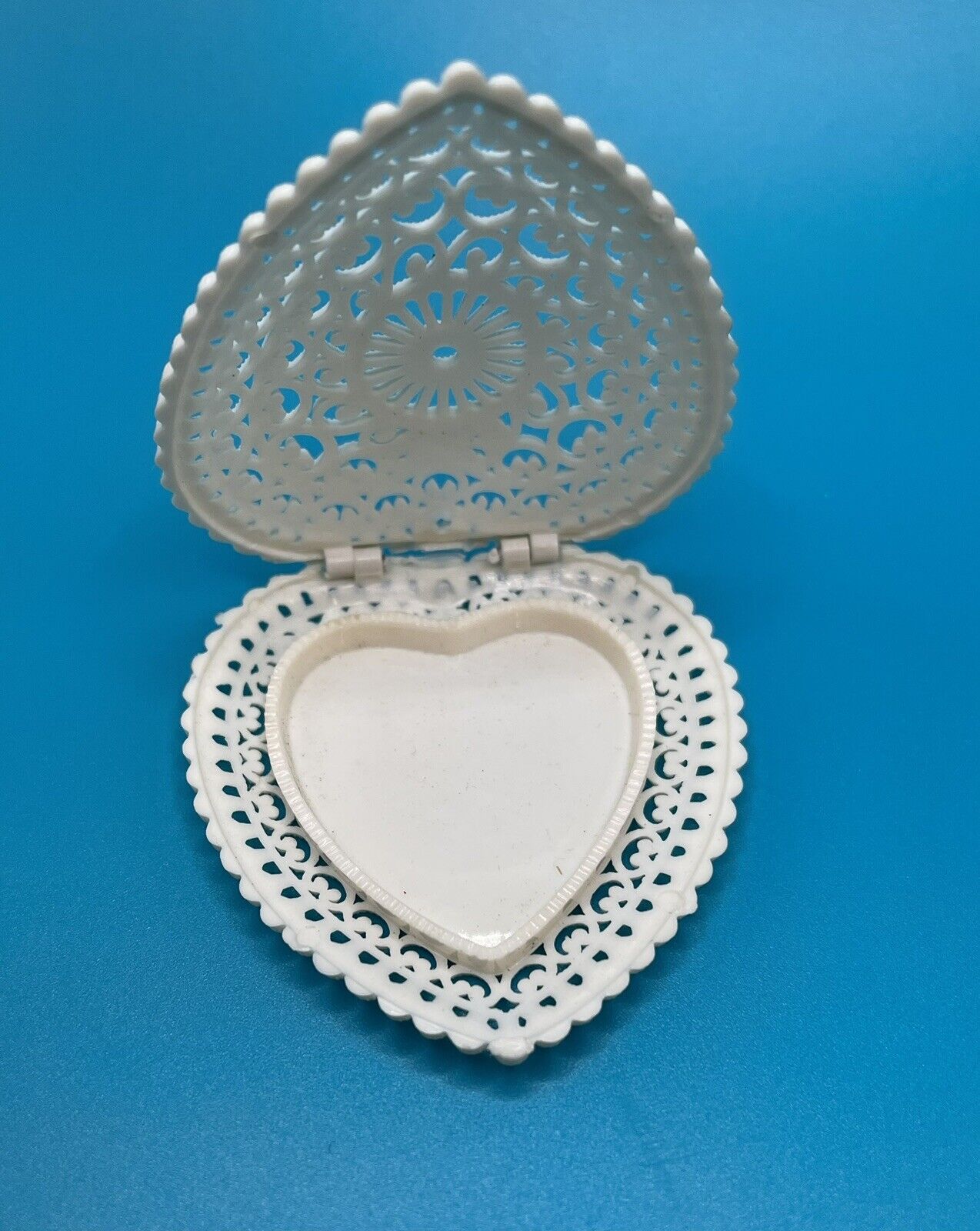 Early 1900s Vintage filigree heart ring box plus pin & necklace — a heart Lot