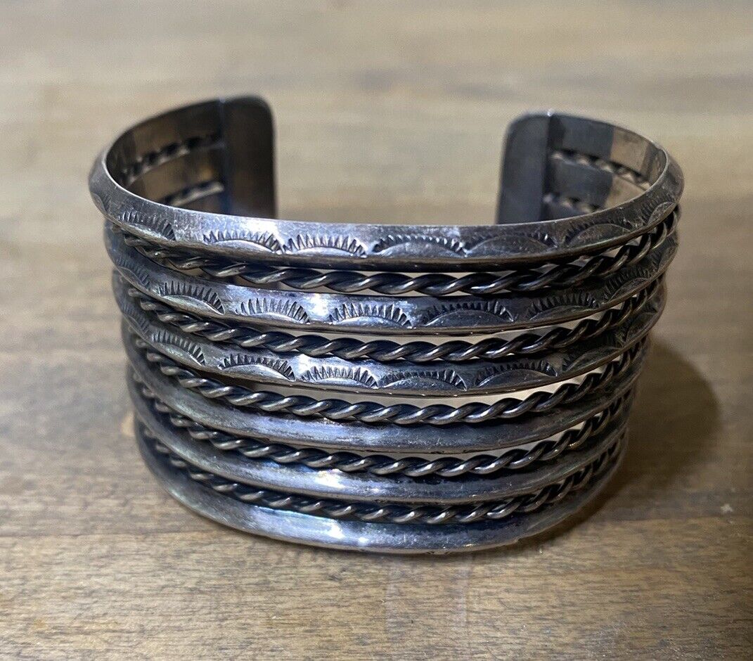 EARLY 1900'S VINTAGE NAQVAJO '11 STORY' NATIVE AMERICAN SILVER WIDE BRACELET 925