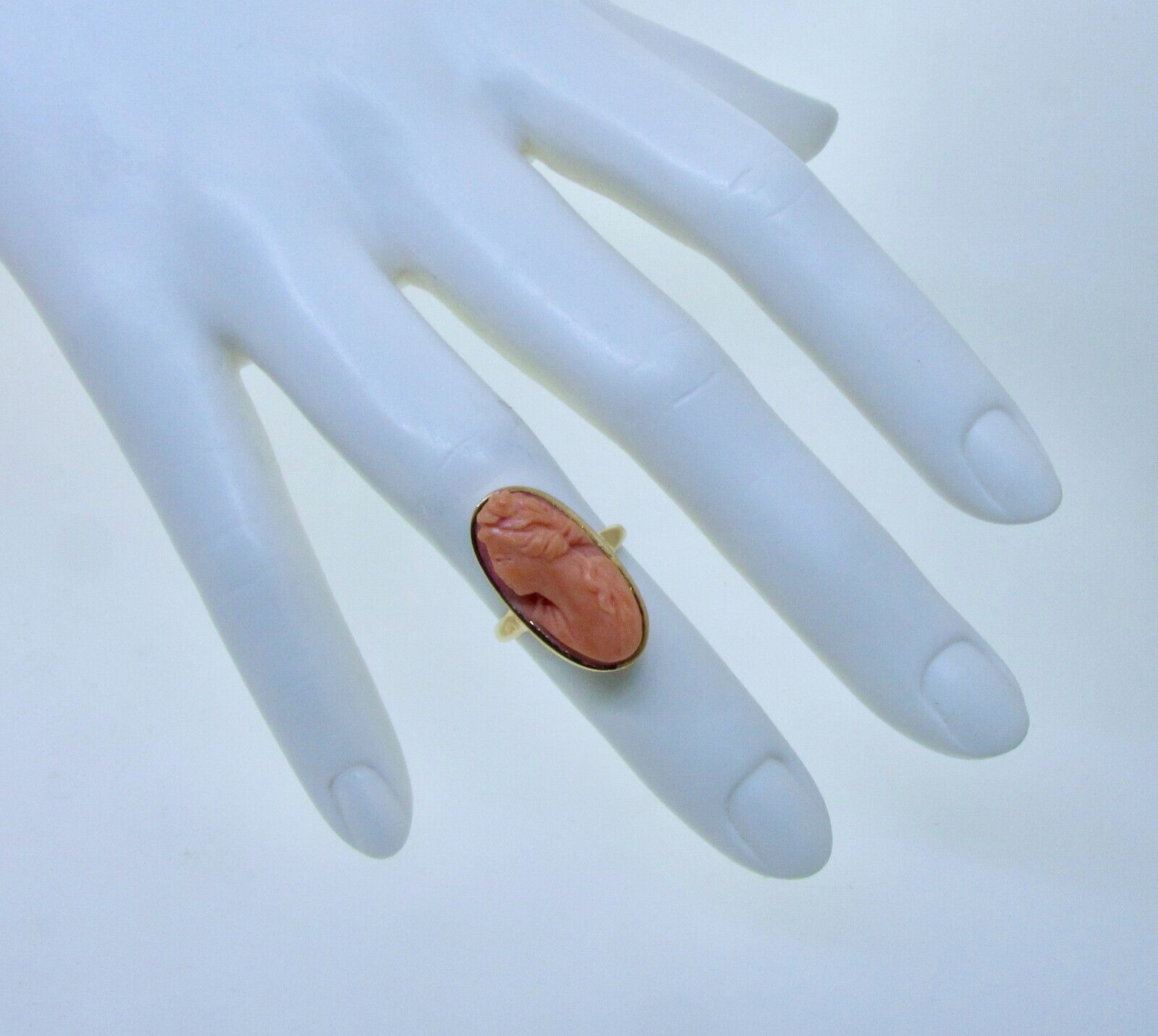 Antique Victorian 1800's 10K (4.1GRMS) Yellow Gold Coral Cameo Ring