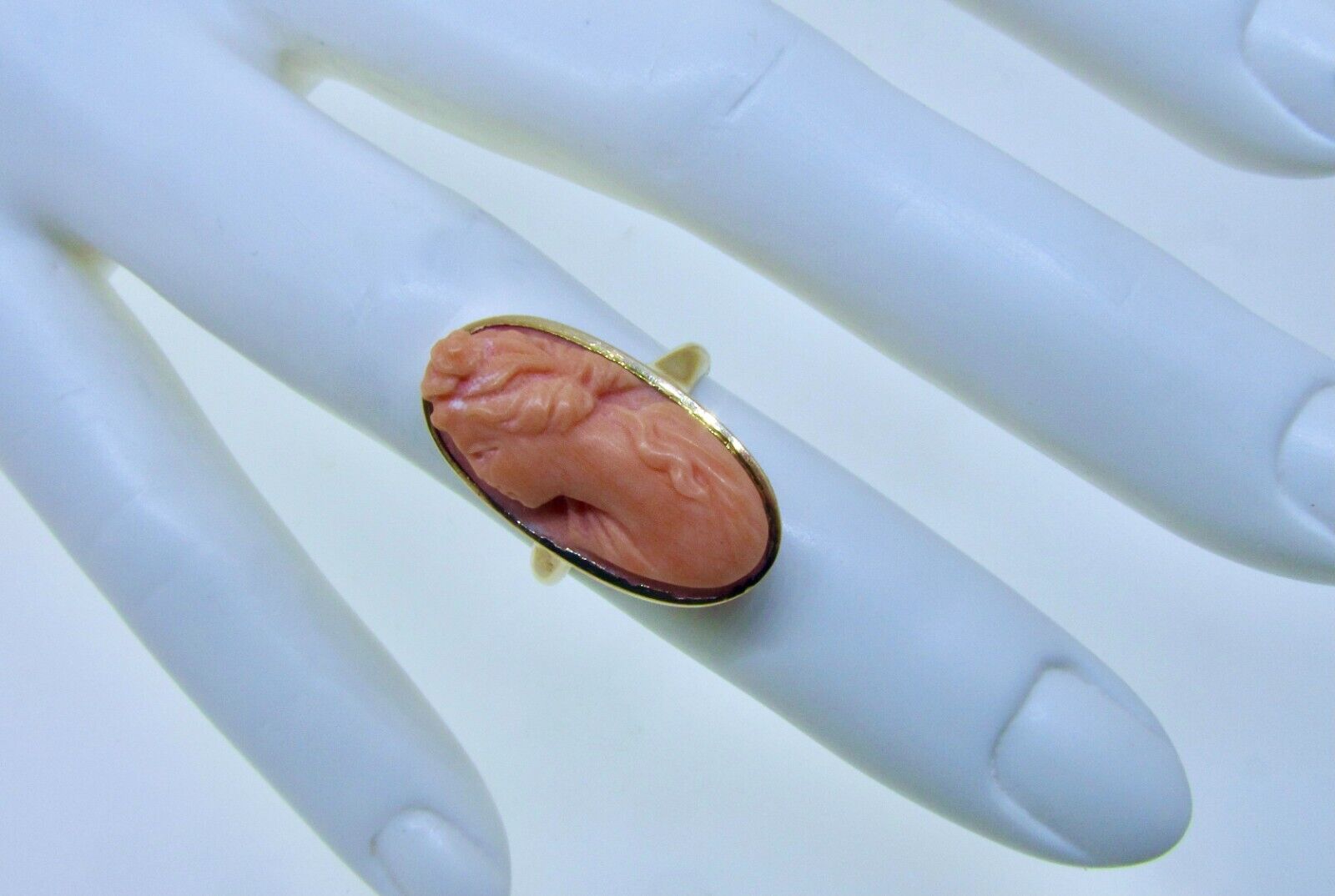 Antique Victorian 1800's 10K (4.1GRMS) Yellow Gold Coral Cameo Ring