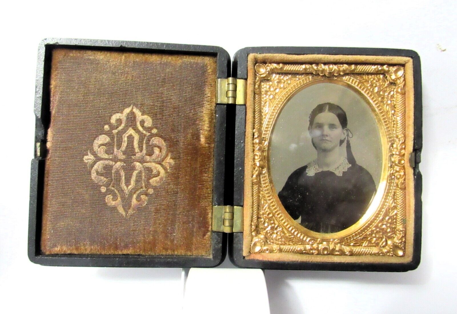 Victorian Antique 1800’s Daguerreotype Photograph of Lovely Young Women in Case