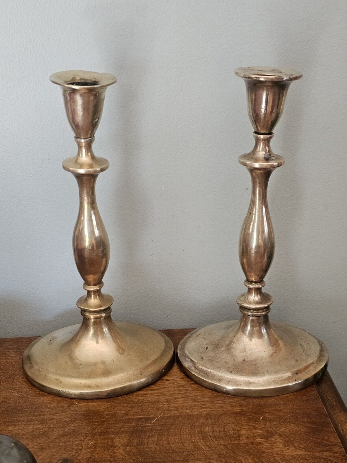 ANTIQUE 1700'S GEORGIAN OVAL BASE HEAVY SOLID BRONZE CANDLESTICKS 10.5"