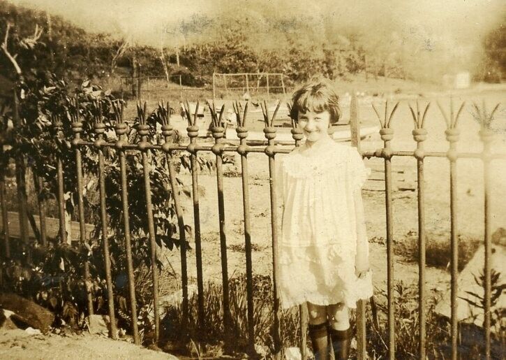 AB441 Original Vintage Photo LITTLE GIRL BY FENCE c Early 1900's