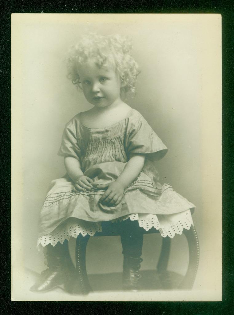 S7, 835-32 1900s, Unmounted Photo, Beautiful Girl in a Studio