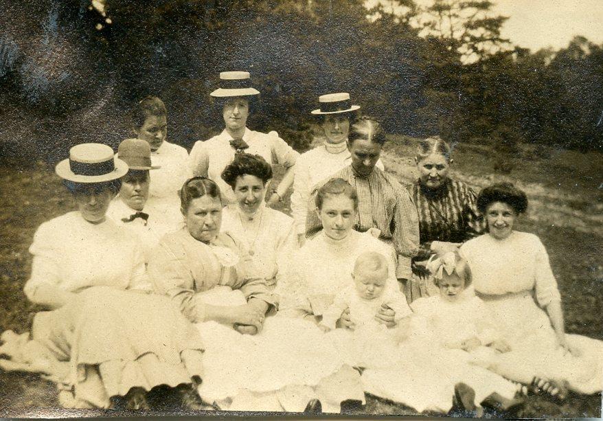 QQ151 Vtg Photo EDWARDIAN GROUP POSE c Early 1900's