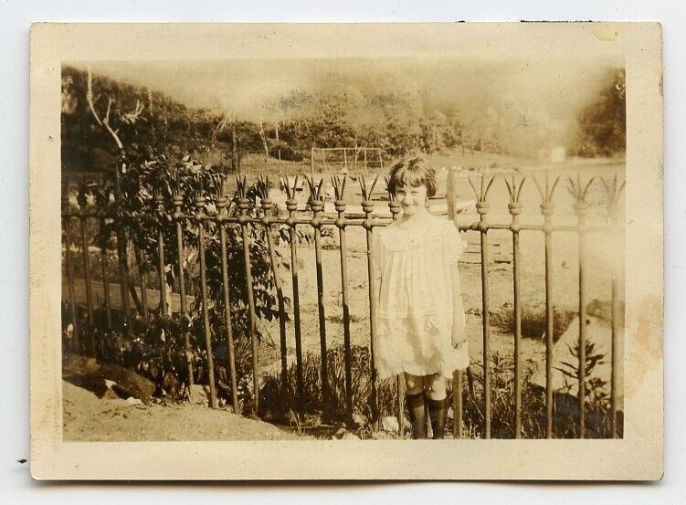AB441 Original Vintage Photo LITTLE GIRL BY FENCE c Early 1900's