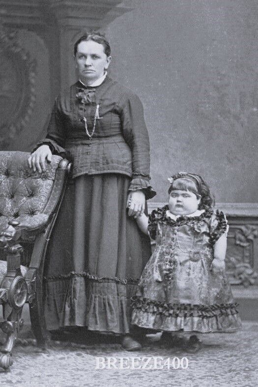 Odd Vintage Photo/EARLY 1900's VICTORIAN WOMAN WITH LARGE GIRL/4x6 B&W Reprint