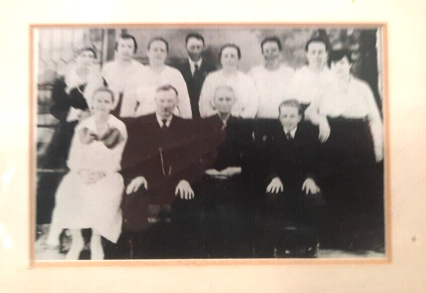 Old Family Photo of LARGE family Early 1900's Black & Wht 6'x8" frame 10 Kids