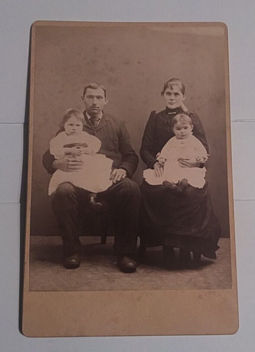 ANTIQUE VTG CIRCA 1800'S ERA B&W CABINET CARD PHOTO, UNKNOWN FAMILY