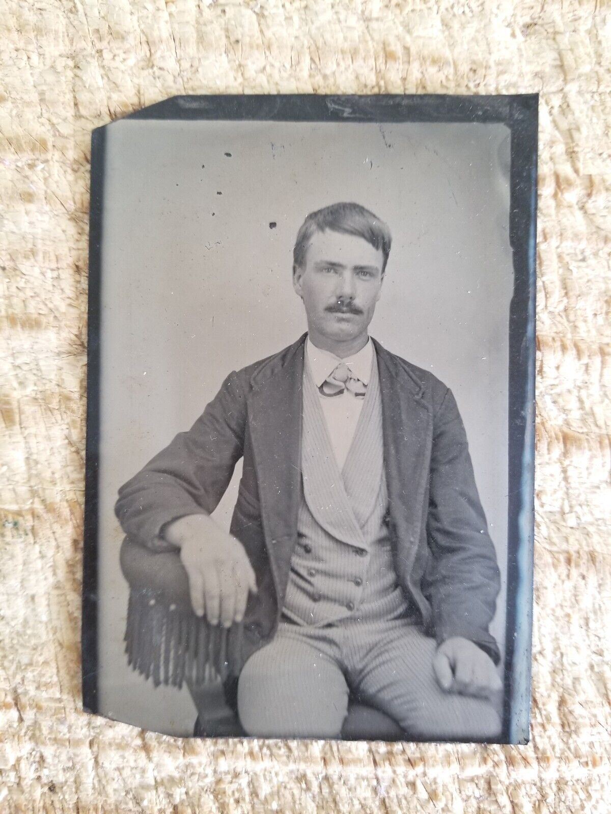 MAN WITH MOUSTACHE.VTG 1800'S 1/6 TINTYPE PHOTO