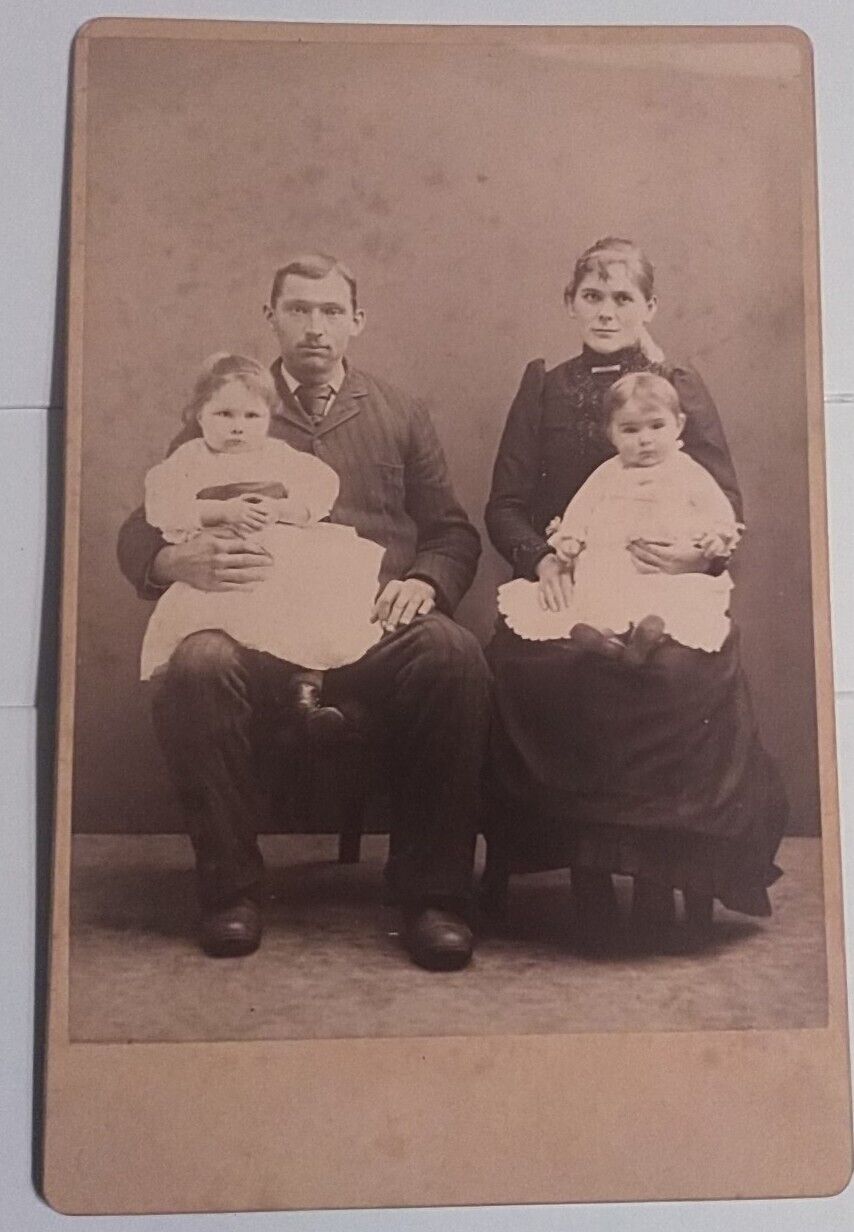 ANTIQUE VTG CIRCA 1800'S ERA B&W CABINET CARD PHOTO,  UNKNOWN FAMILY 