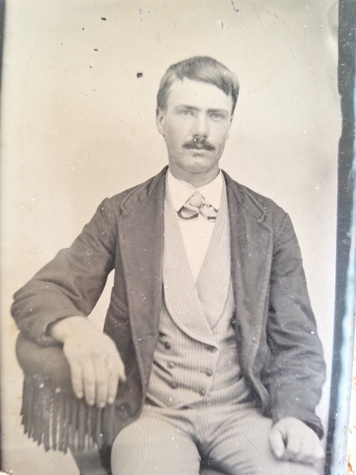 MAN WITH MOUSTACHE.VTG 1800'S 1/6 TINTYPE PHOTO