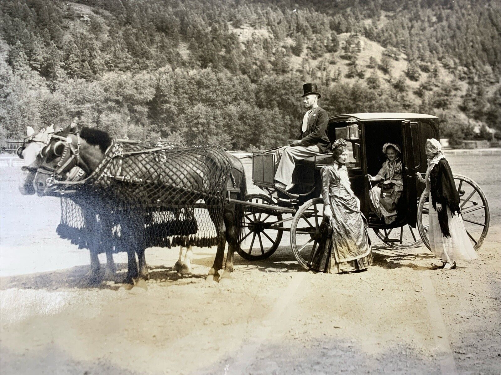 1800's Fancy Stagecoach Western So Dak 3 Dressy Women Stage Stop Deadwood Lead