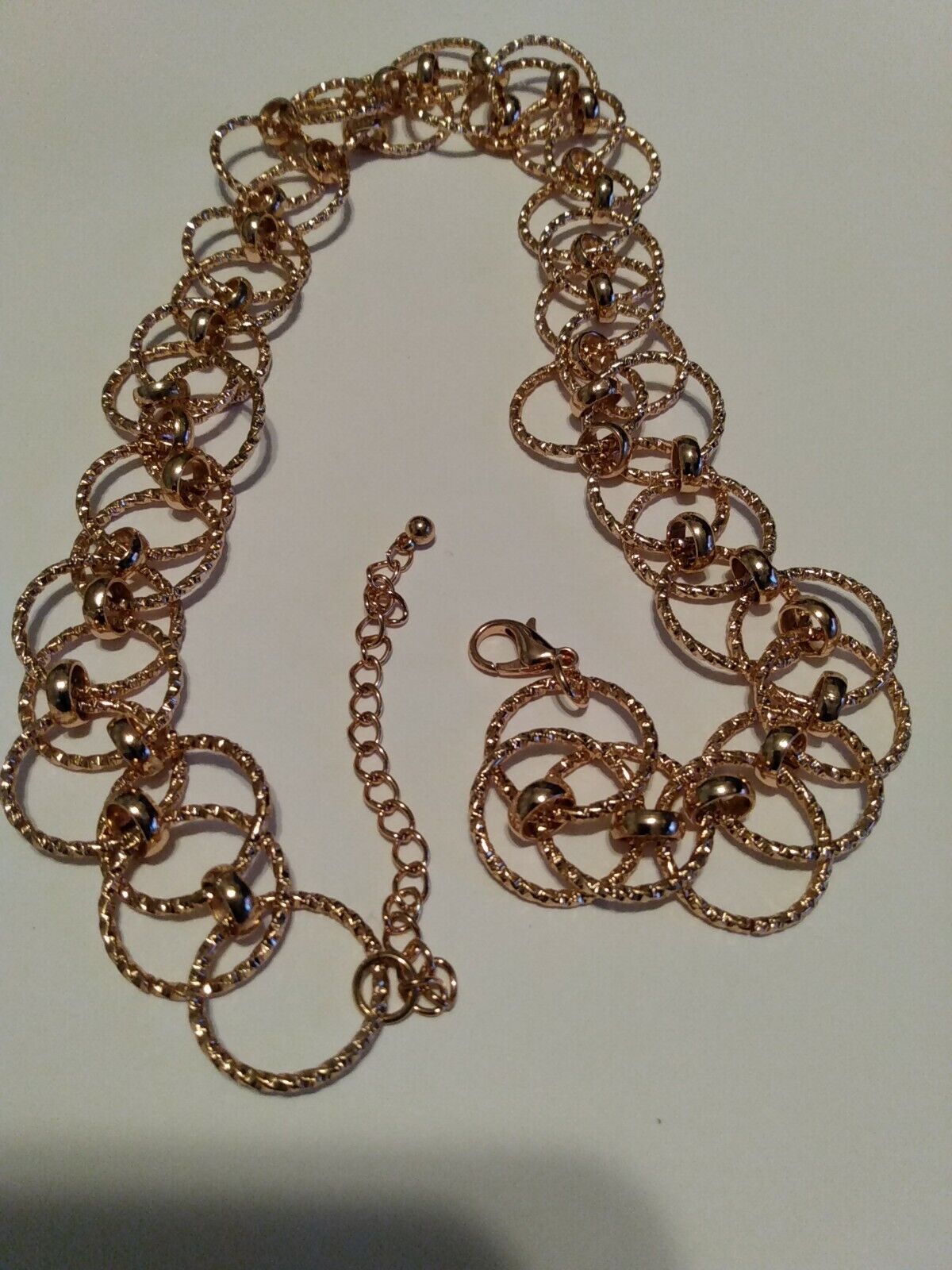 Woman's Necklace, circular goldtone metal,link chain,circ late 1900s in good con