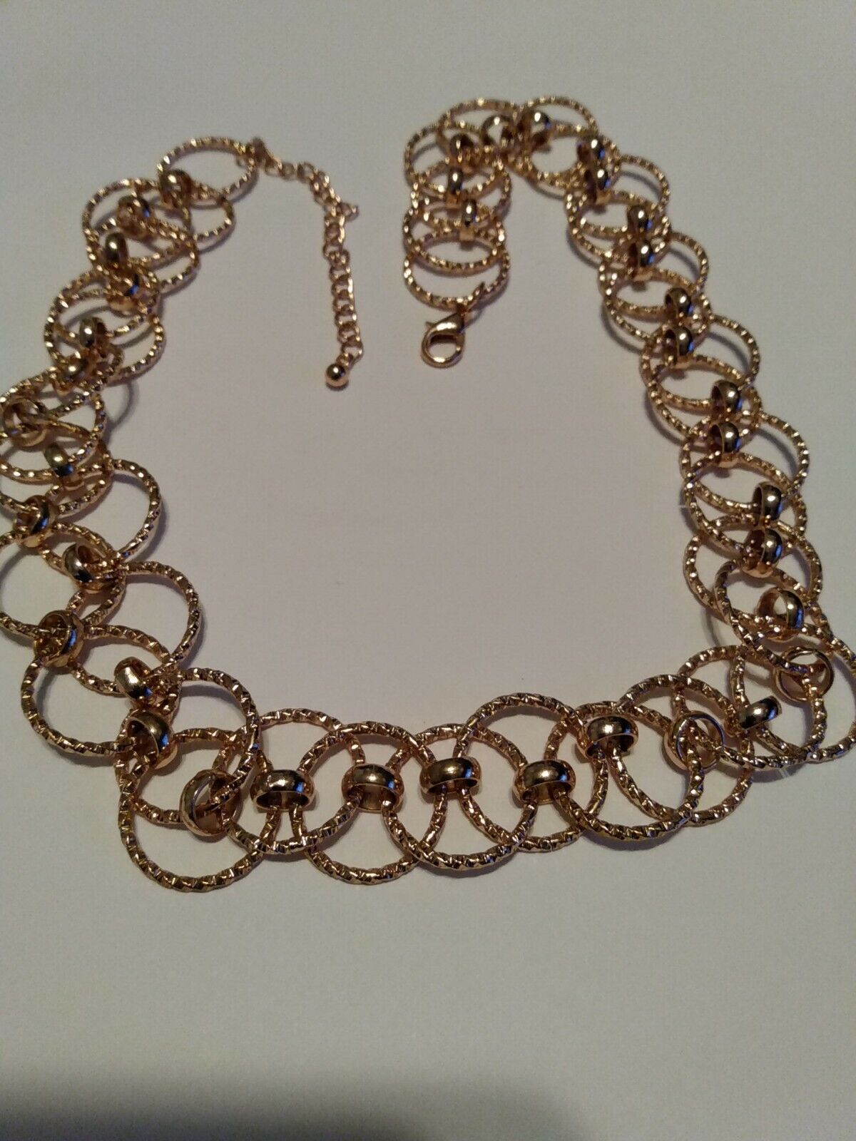 Woman's Necklace, circular goldtone metal,link chain,circ late 1900s in good con