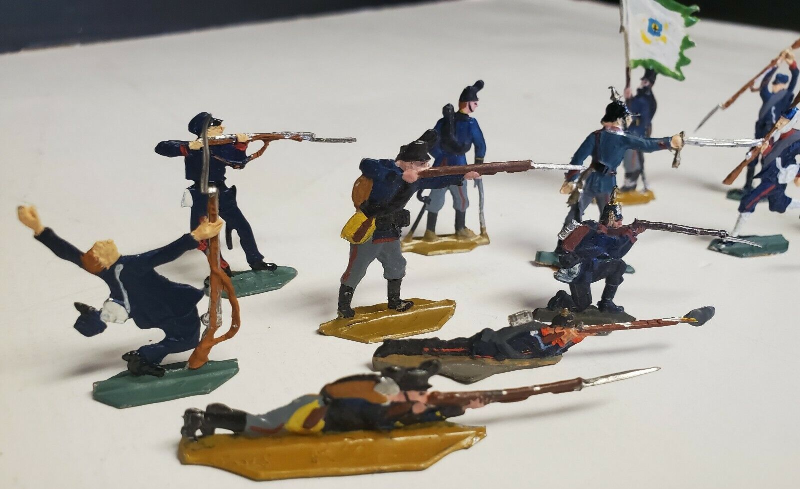 ANTIQUE 1900s TOY INFANTRY SOLDIERS 15 HAND PAINTED NO NUMBERED BOX