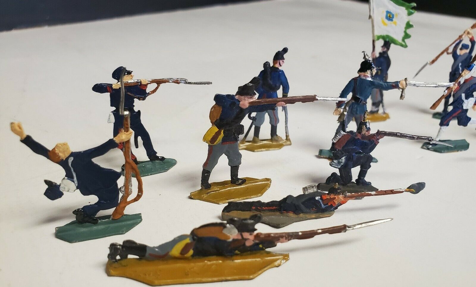 ANTIQUE 1900s TOY INFANTRY SOLDIERS 15 HAND PAINTED NO NUMBERED BOX