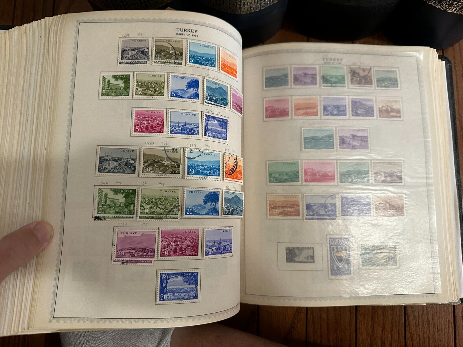 Eight Minkus Stamp Albums Master & Supreme 12000+ Stamps 1800s-1980s Most Hinged