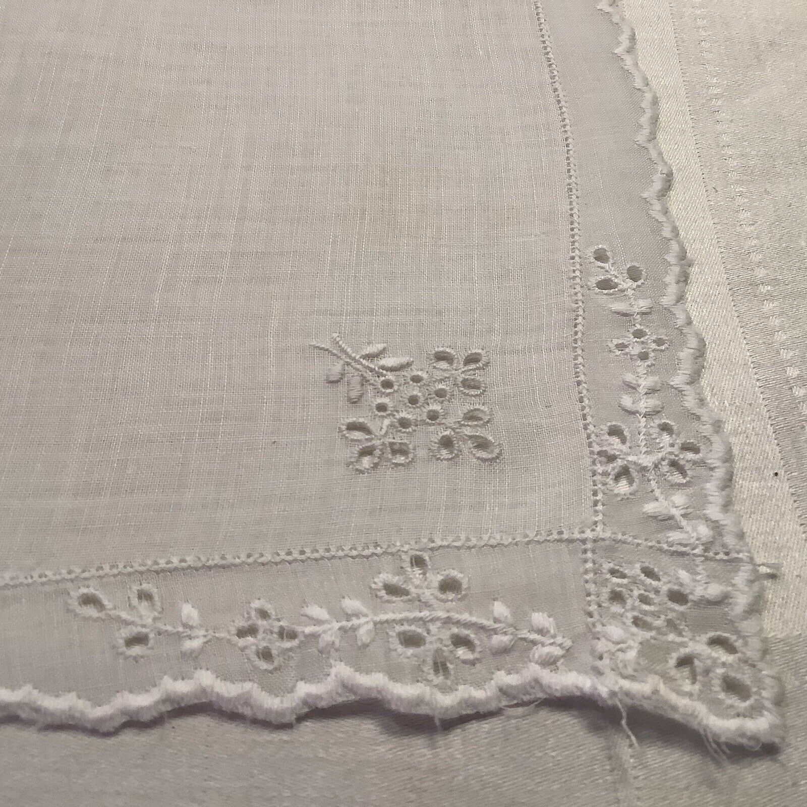 10975🌟Antique 1900s Early Broderie Anglaise Eyelet Wedding Handkerchief Cutter