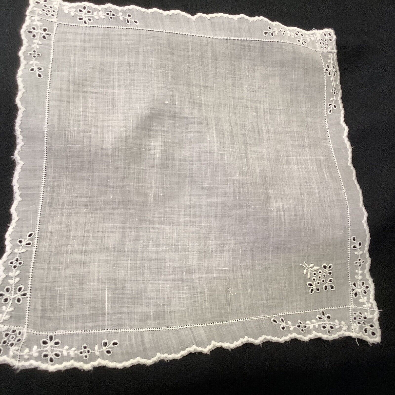 10975🌟Antique 1900s Early Broderie Anglaise Eyelet Wedding Handkerchief Cutter