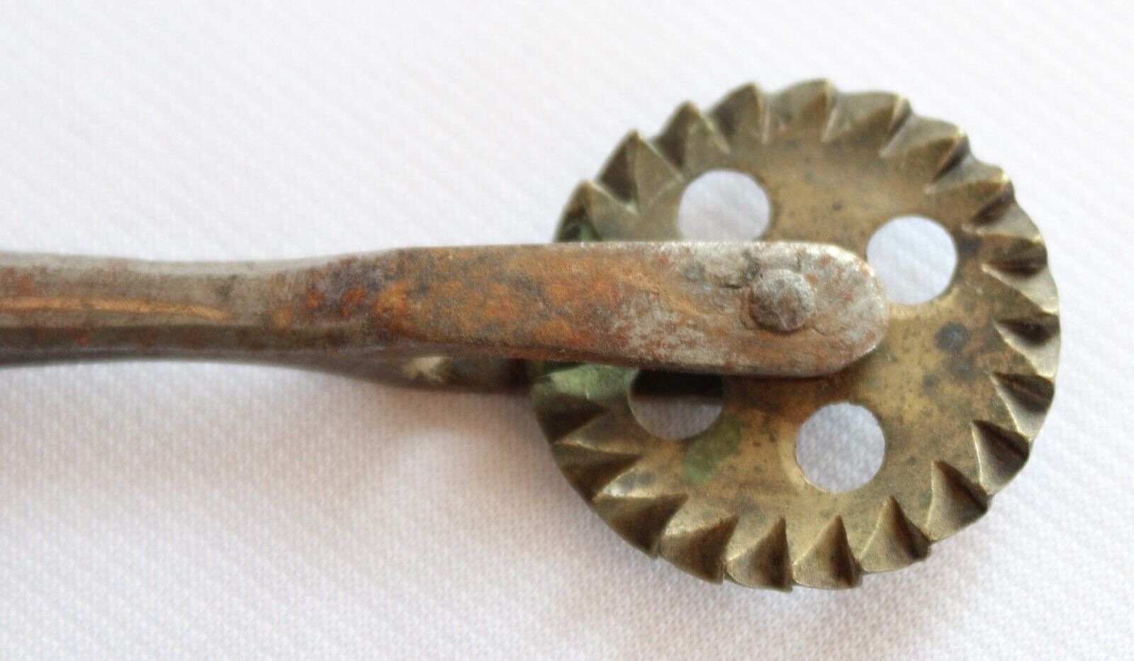 ANTIQUE 1800'S FORGED BRONZE & IRON PIE CRIMPER WHEEL PASTRY CUTTER KITCHEN TOOL