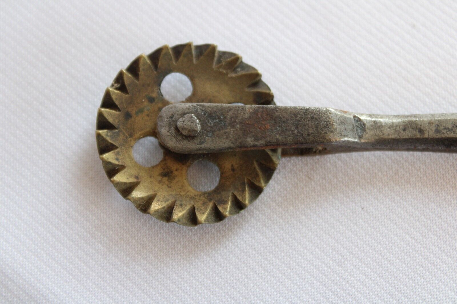 ANTIQUE 1800'S FORGED BRONZE & IRON PIE CRIMPER WHEEL PASTRY CUTTER KITCHEN TOOL