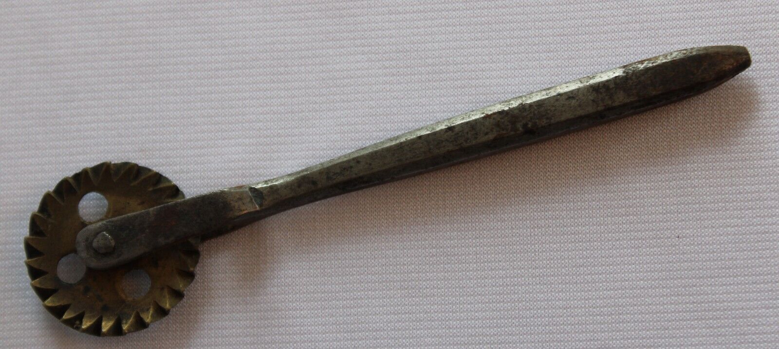 ANTIQUE 1800'S FORGED BRONZE & IRON PIE CRIMPER WHEEL PASTRY CUTTER KITCHEN TOOL