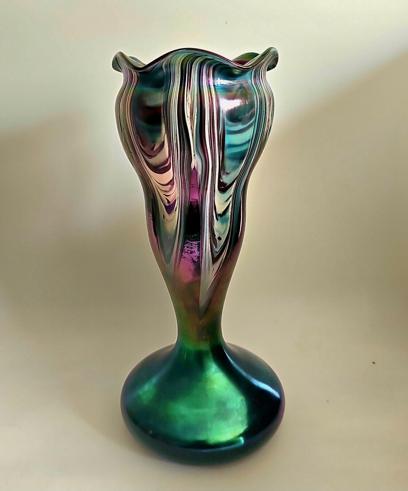 Bohemian Rindskopf Pulled Feather Iris Iridescent Art Nouveau Glass Vase C. 1900