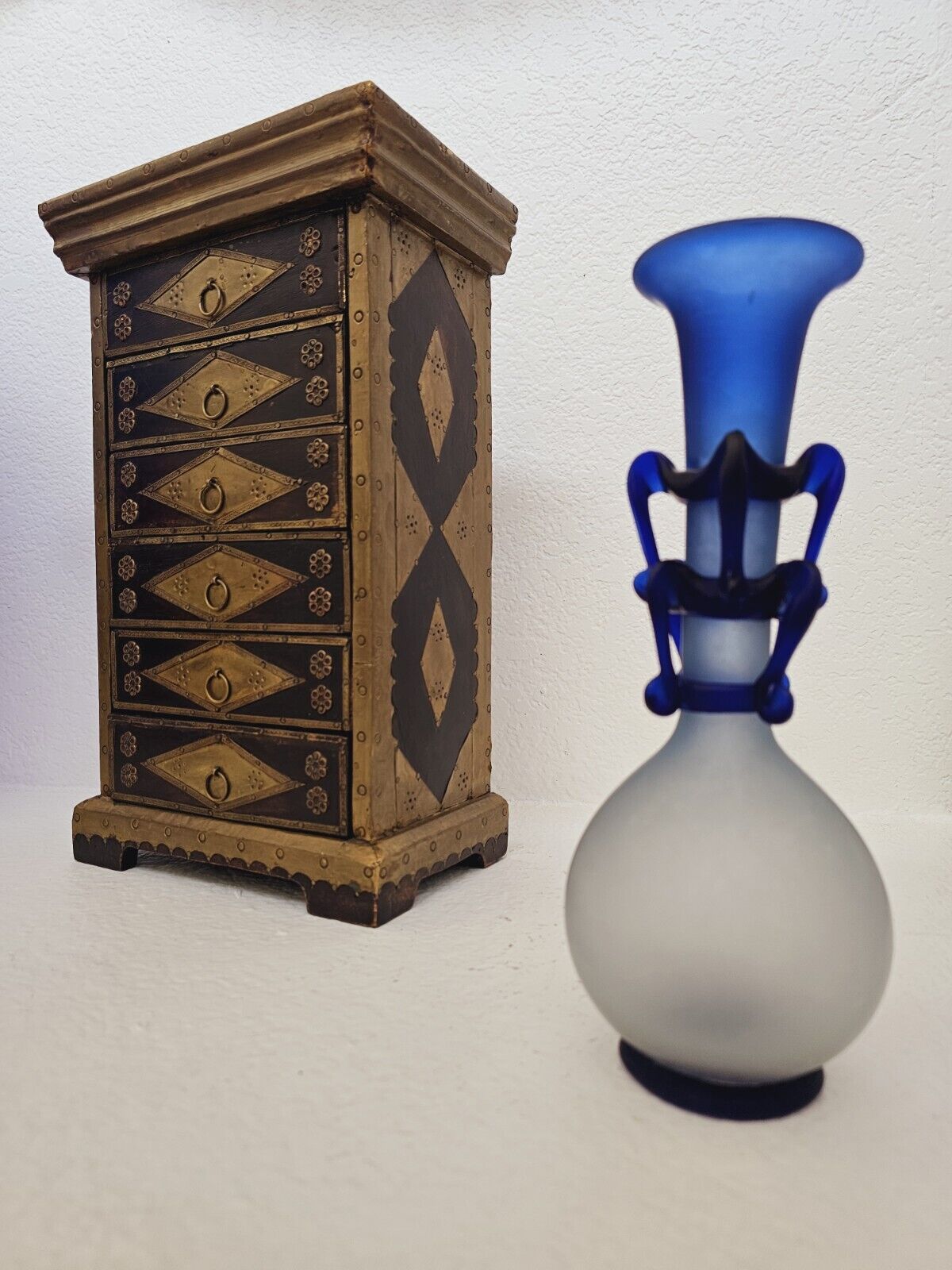 AN 18TH CENTURY MUGHAL INDIAN BLUE GLASS VASE - CIRCA 1700'S 10"× 5" VERY RARE!