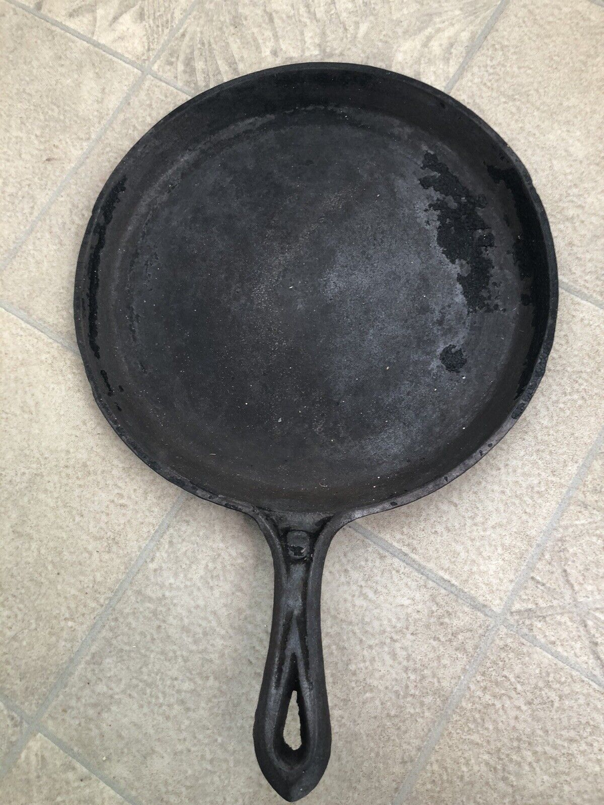 1800'S VINTAGE CAST IRON #8 HAND GRIDDLE FRY PAN, "D" MARK, HEAT RING