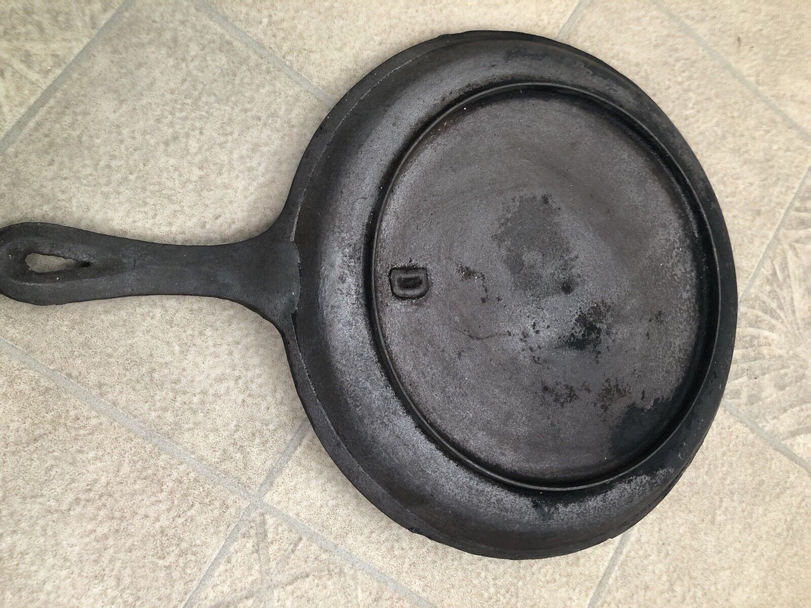1800'S VINTAGE CAST IRON #8 HAND GRIDDLE FRY PAN, "D" MARK, HEAT RING