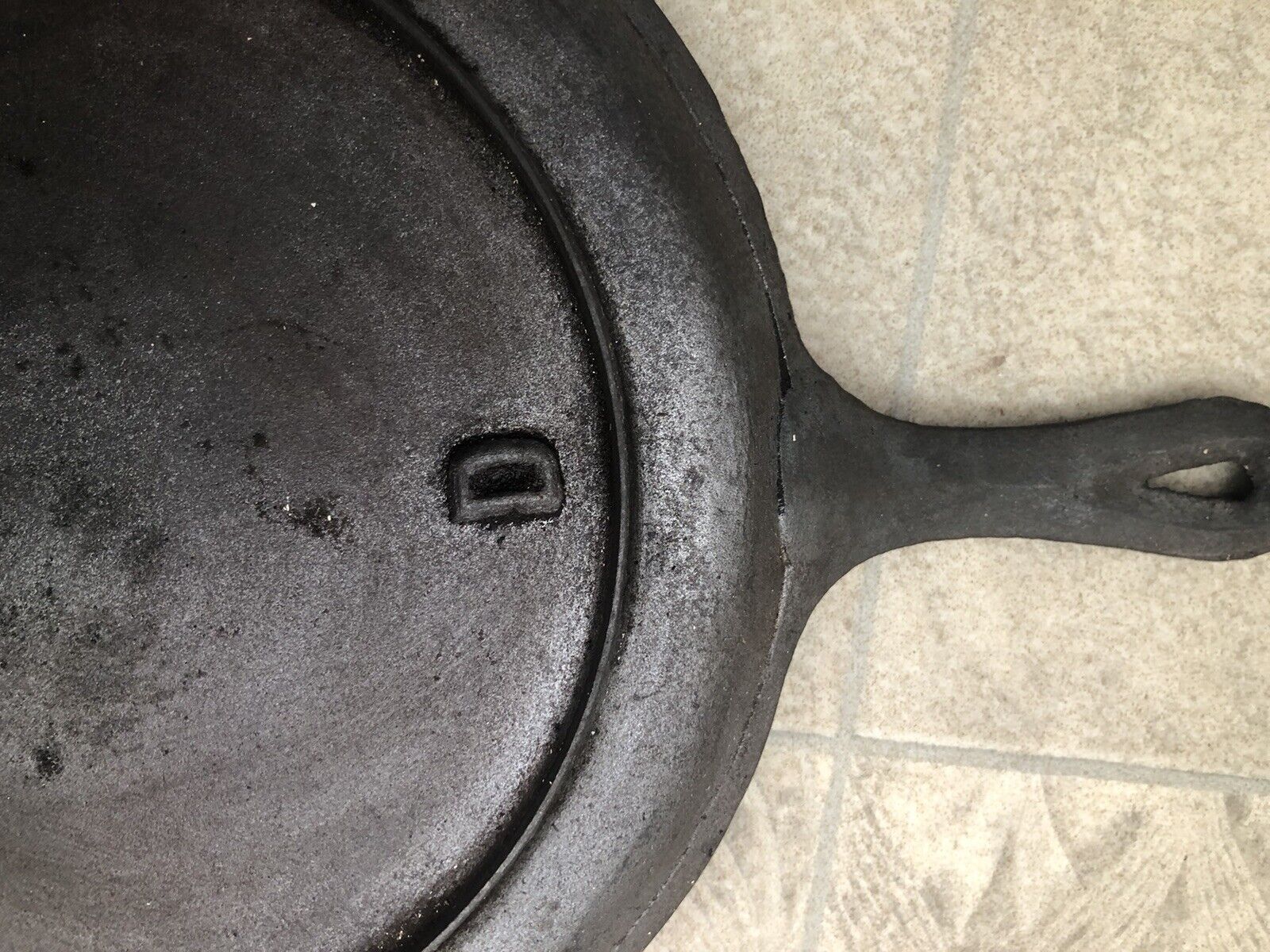 1800'S VINTAGE CAST IRON #8 HAND GRIDDLE FRY PAN, "D" MARK, HEAT RING