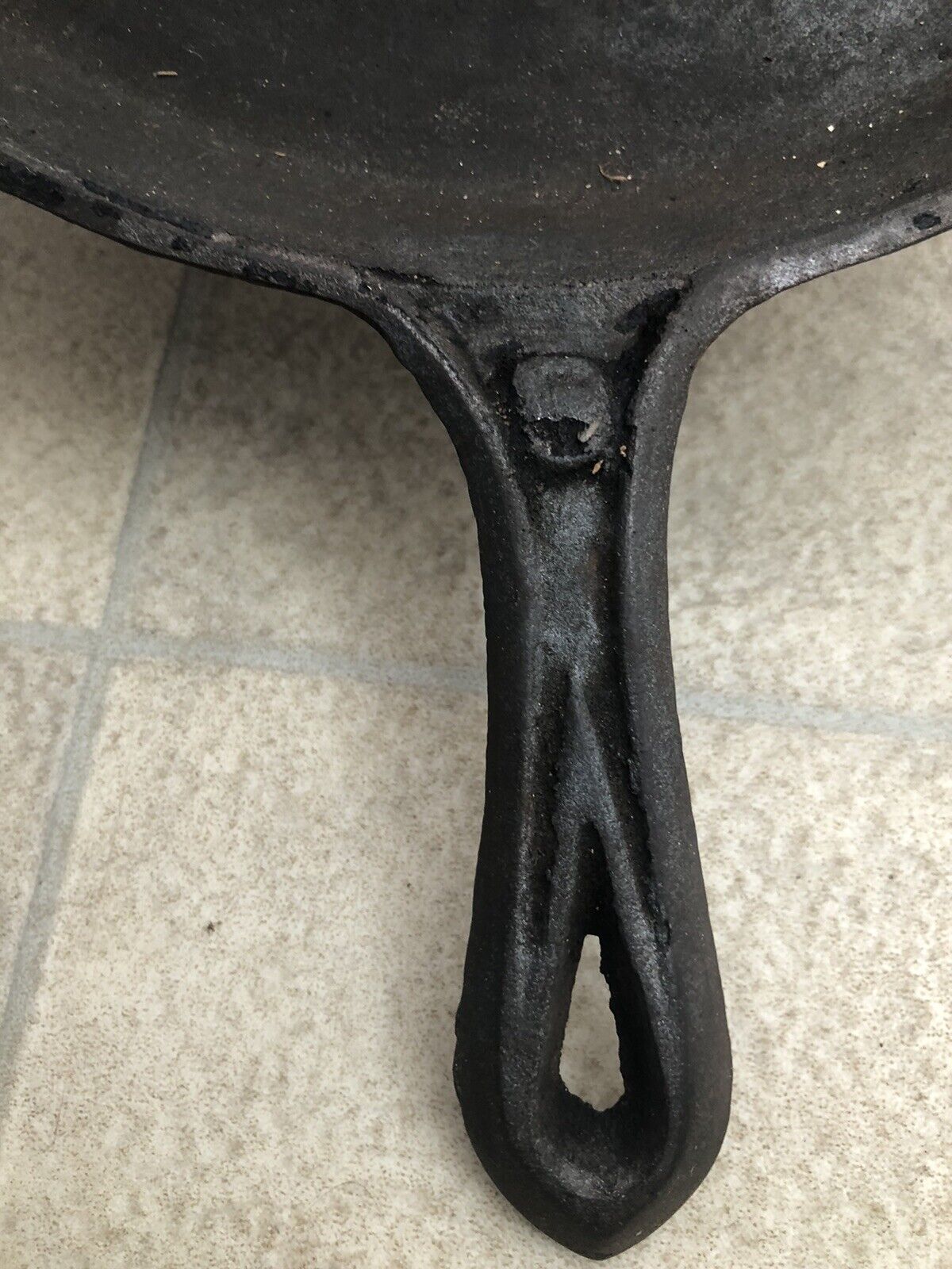 1800'S VINTAGE CAST IRON #8 HAND GRIDDLE FRY PAN, "D" MARK, HEAT RING