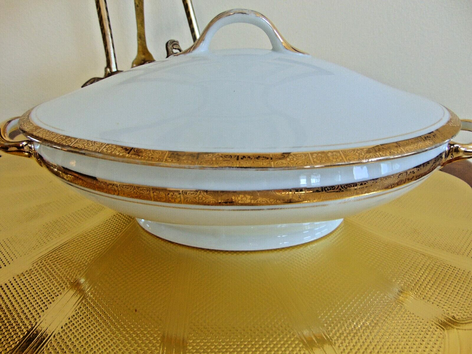 FRAUREUTH SAXONY GERMANY PORCELAIN COVERED VEGETABLE BOWL 18 k GOLD TRIM 1900'S