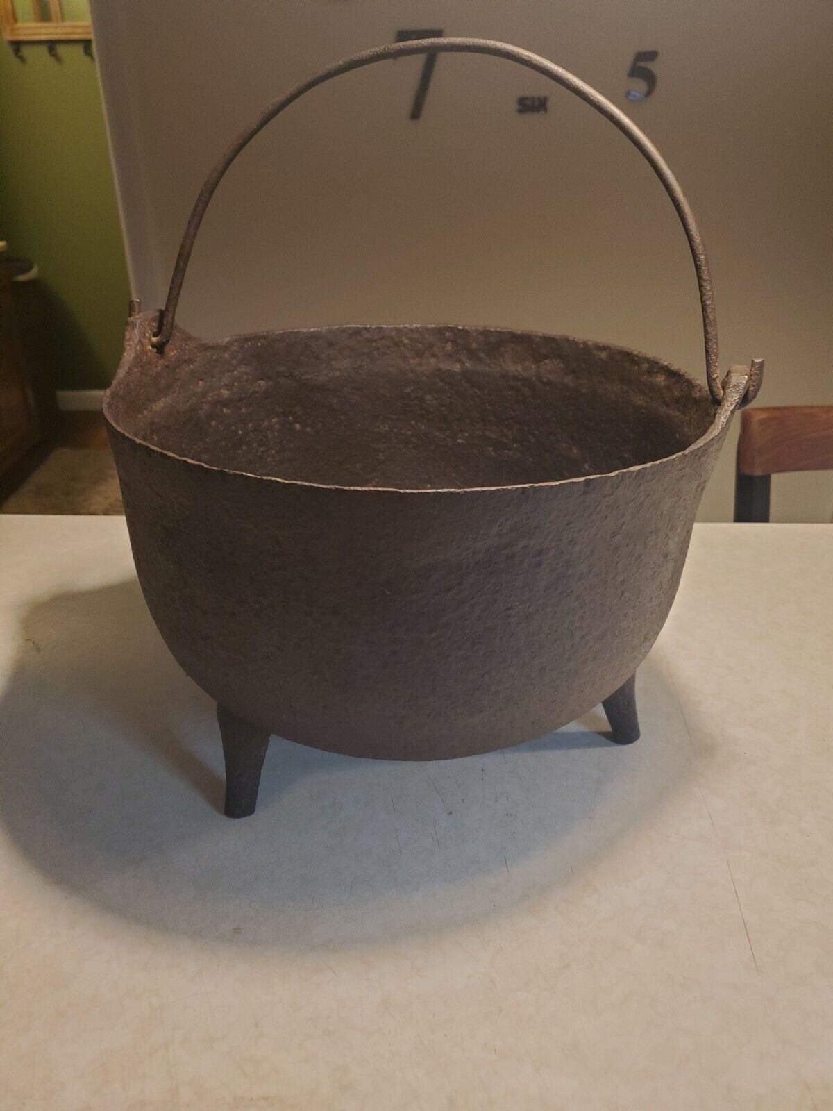 ANTIQUE EARLY 1800S 3 LEG CAST IRON BEAN POT KETTLE  w BALE Good Used Condition 