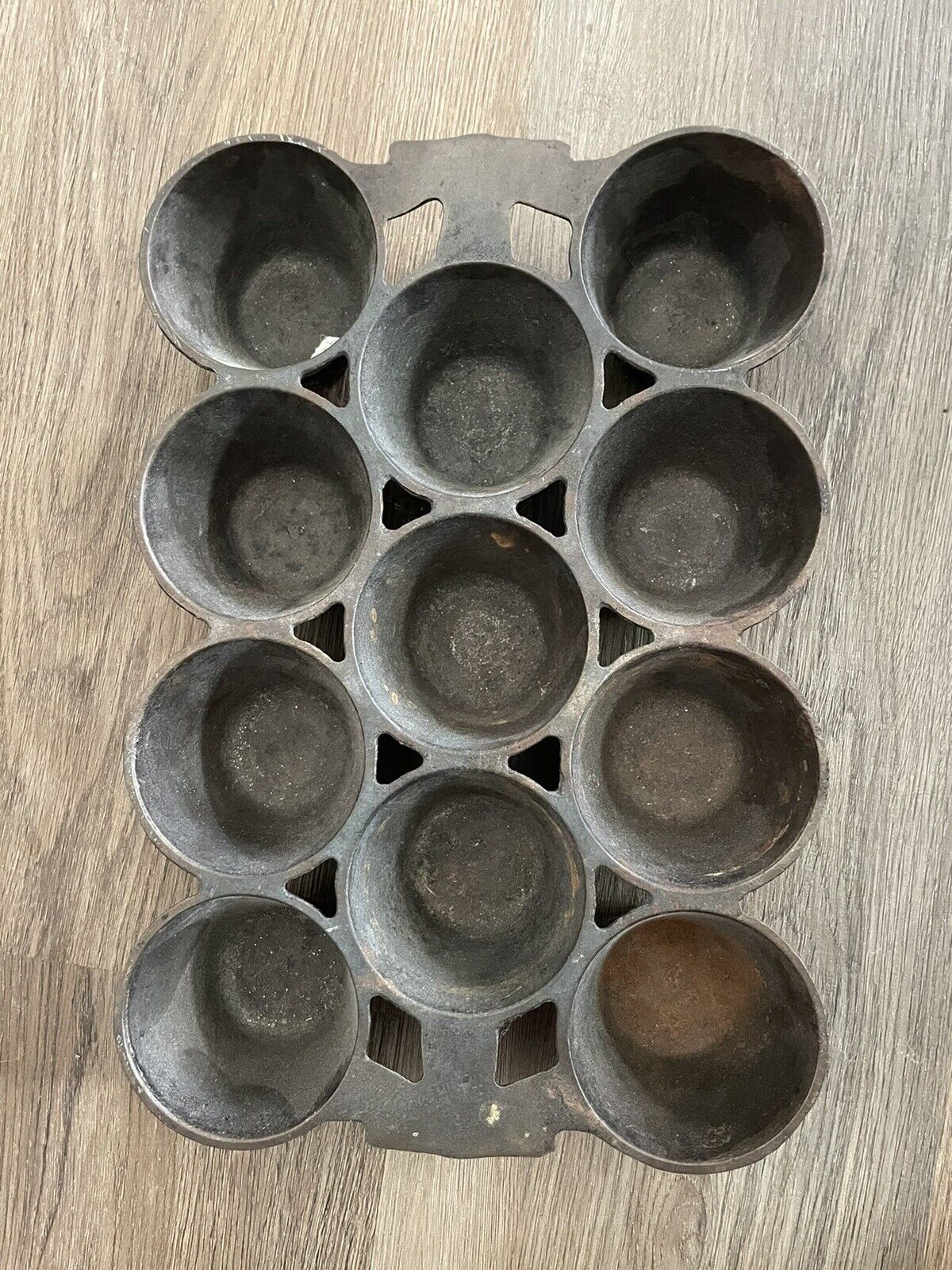 ANTIQUE (C.1800S) #10 CIVIL WAR ERA? CAST IRON MUFFIN PAN/GATE MARKS