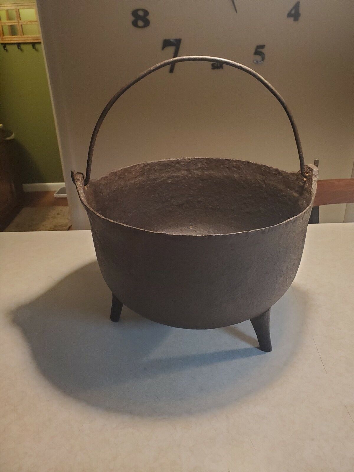ANTIQUE EARLY 1800S 3 LEG CAST IRON BEAN POT KETTLE  w BALE Good Used Condition 