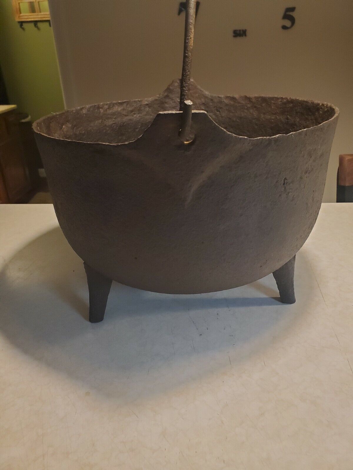 ANTIQUE EARLY 1800S 3 LEG CAST IRON BEAN POT KETTLE  w BALE Good Used Condition 
