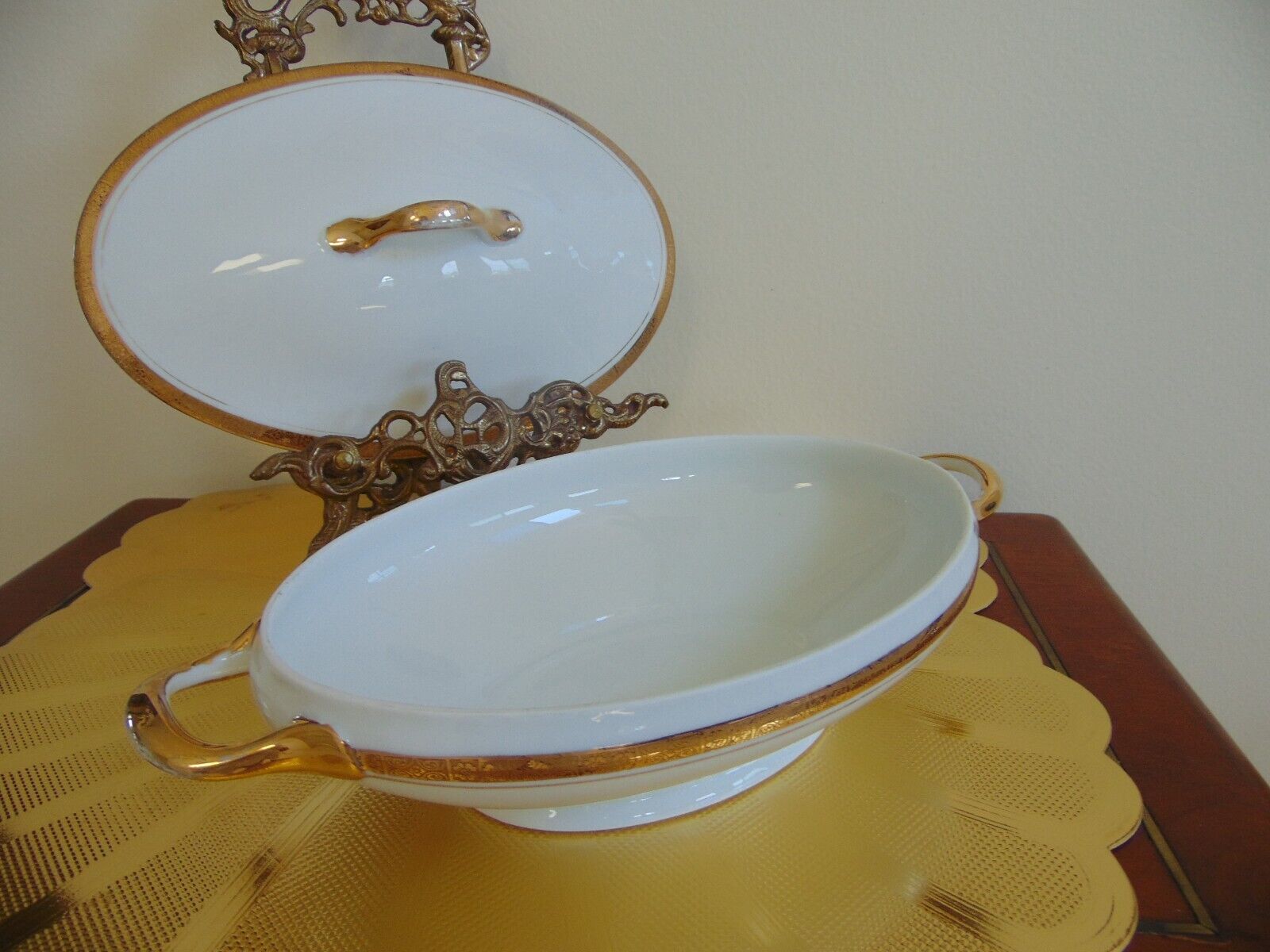 FRAUREUTH SAXONY GERMANY PORCELAIN COVERED VEGETABLE BOWL 18 k GOLD TRIM 1900'S