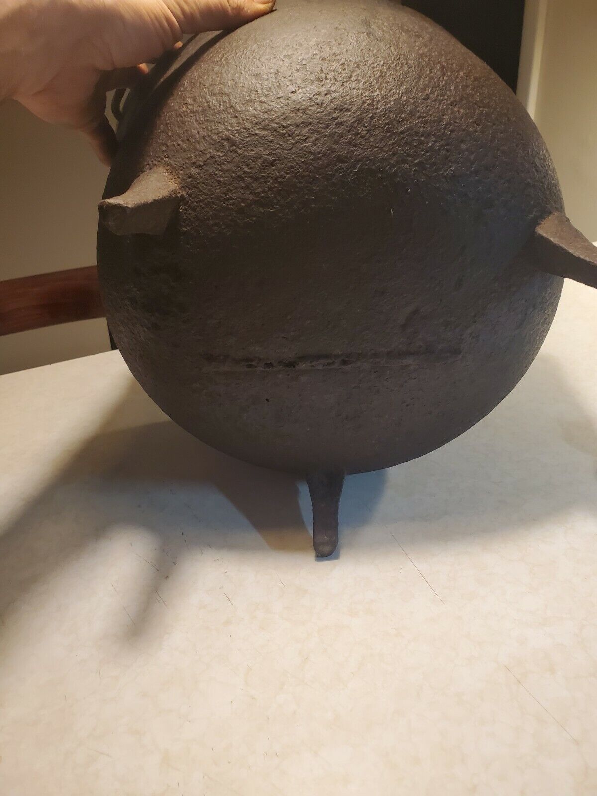 ANTIQUE EARLY 1800S 3 LEG CAST IRON BEAN POT KETTLE  w BALE Good Used Condition 