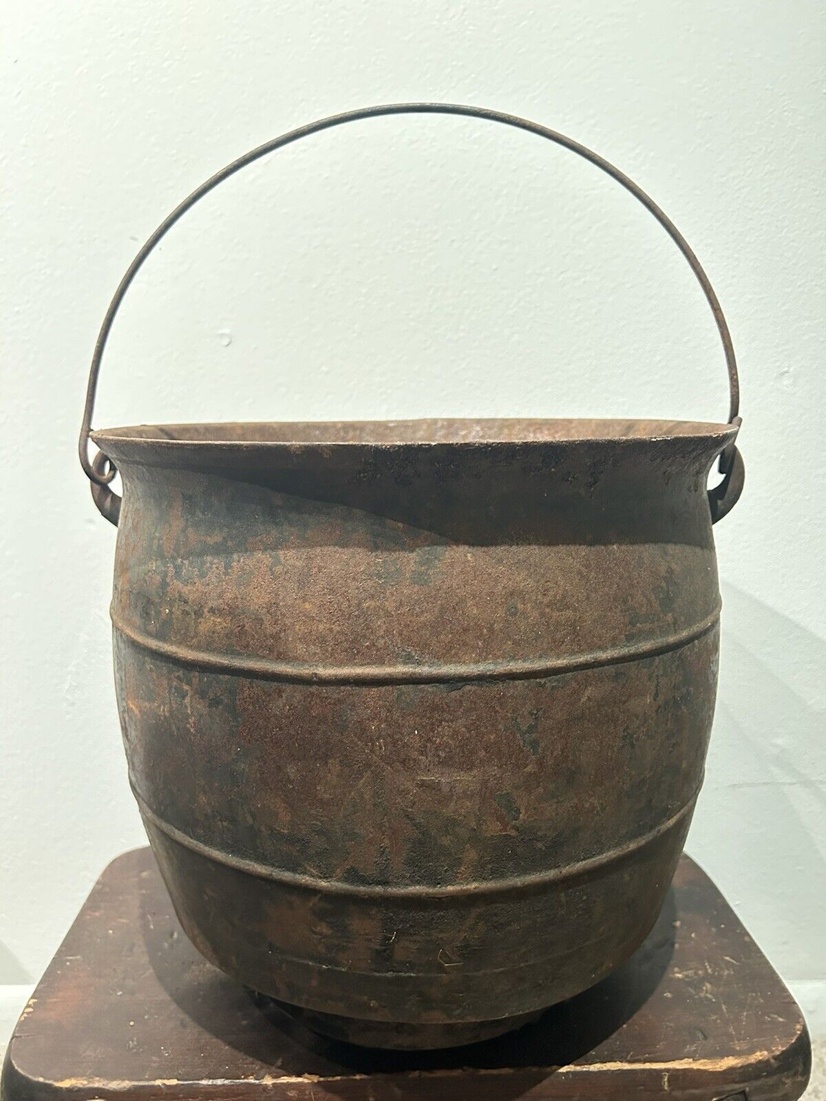 Antique 1800s Cast Iron Four Leg Pit Bottom Eccentric Kettle Cauldron Gatemark
