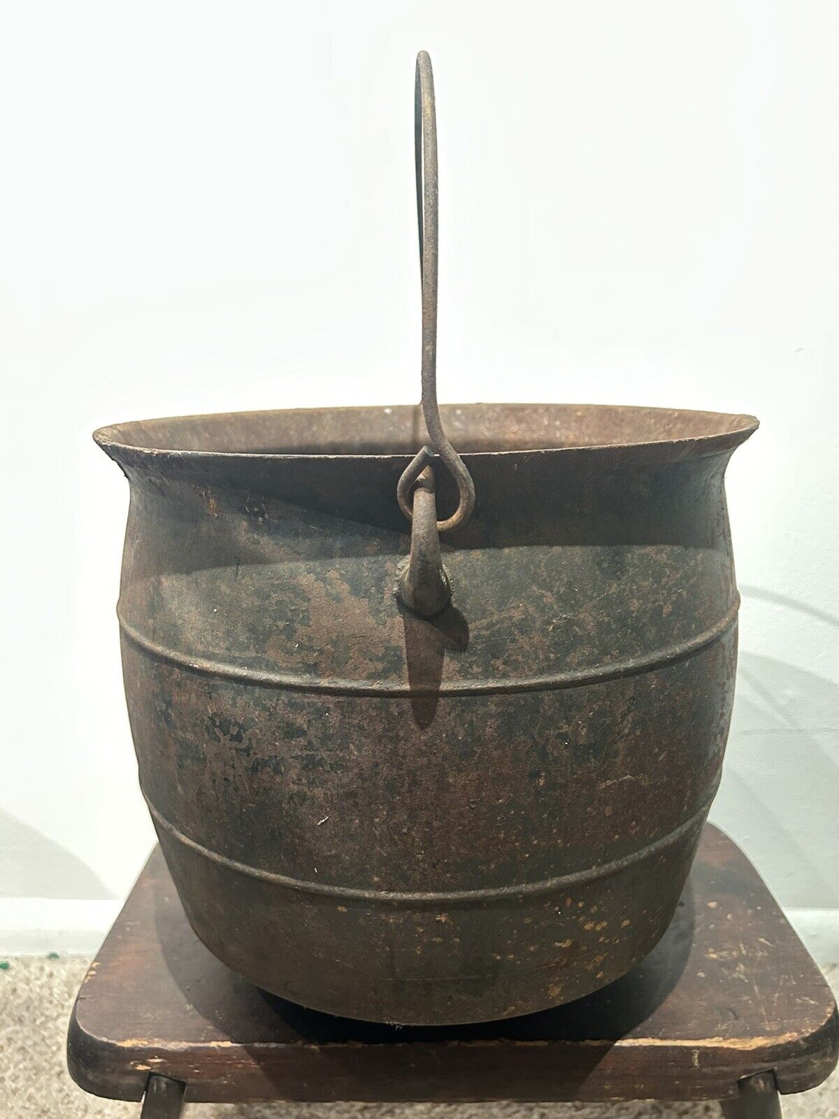 Antique 1800s Cast Iron Four Leg Pit Bottom Eccentric Kettle Cauldron Gatemark
